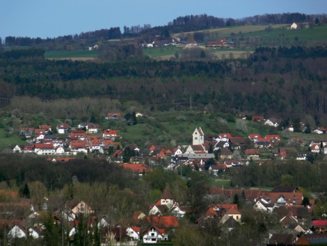 Foto von Bermatingen, gesehen von der Wallfahrtskirche Baitenhausen, im Vordergrund Ahausen